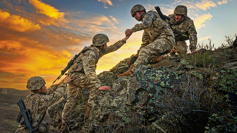 陸軍某邊防團官兵執行巡邏任務